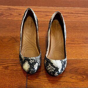 Clarks Purity Now Snakeskin Wedge Pumps Wood Heel Comfort Size 7 EUC